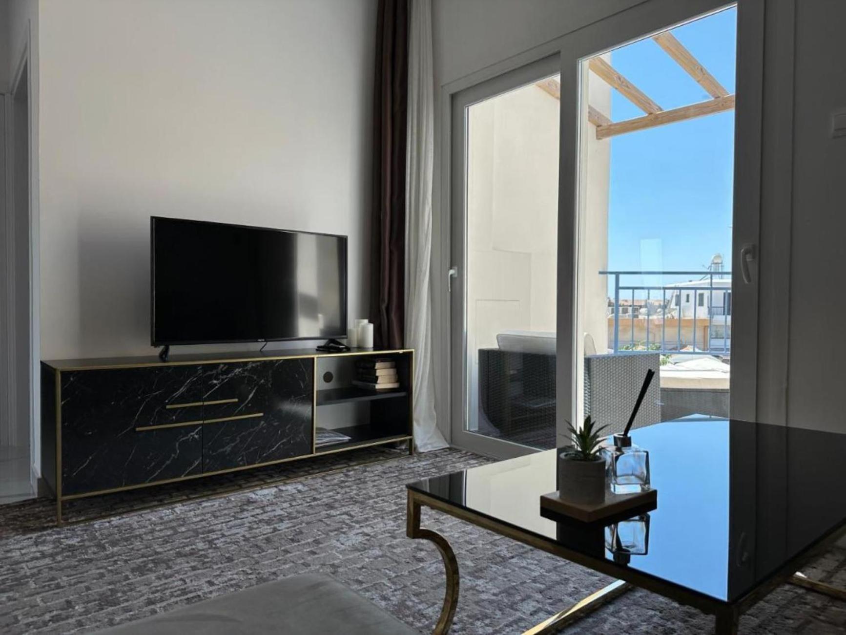 H&o Boulevard Breeze Apartment! Pafos